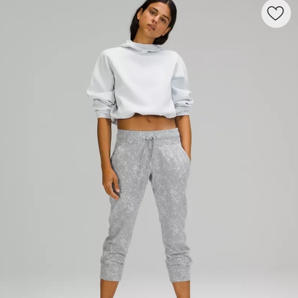 Lululemon Athletica Gray Textured Apparel
Caja 8